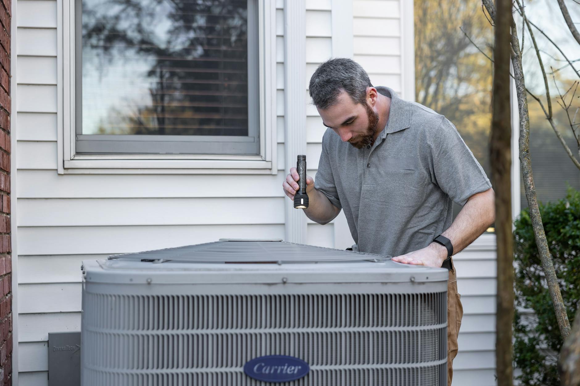 Emergency maintenance technician responding to a property fault in Dubai