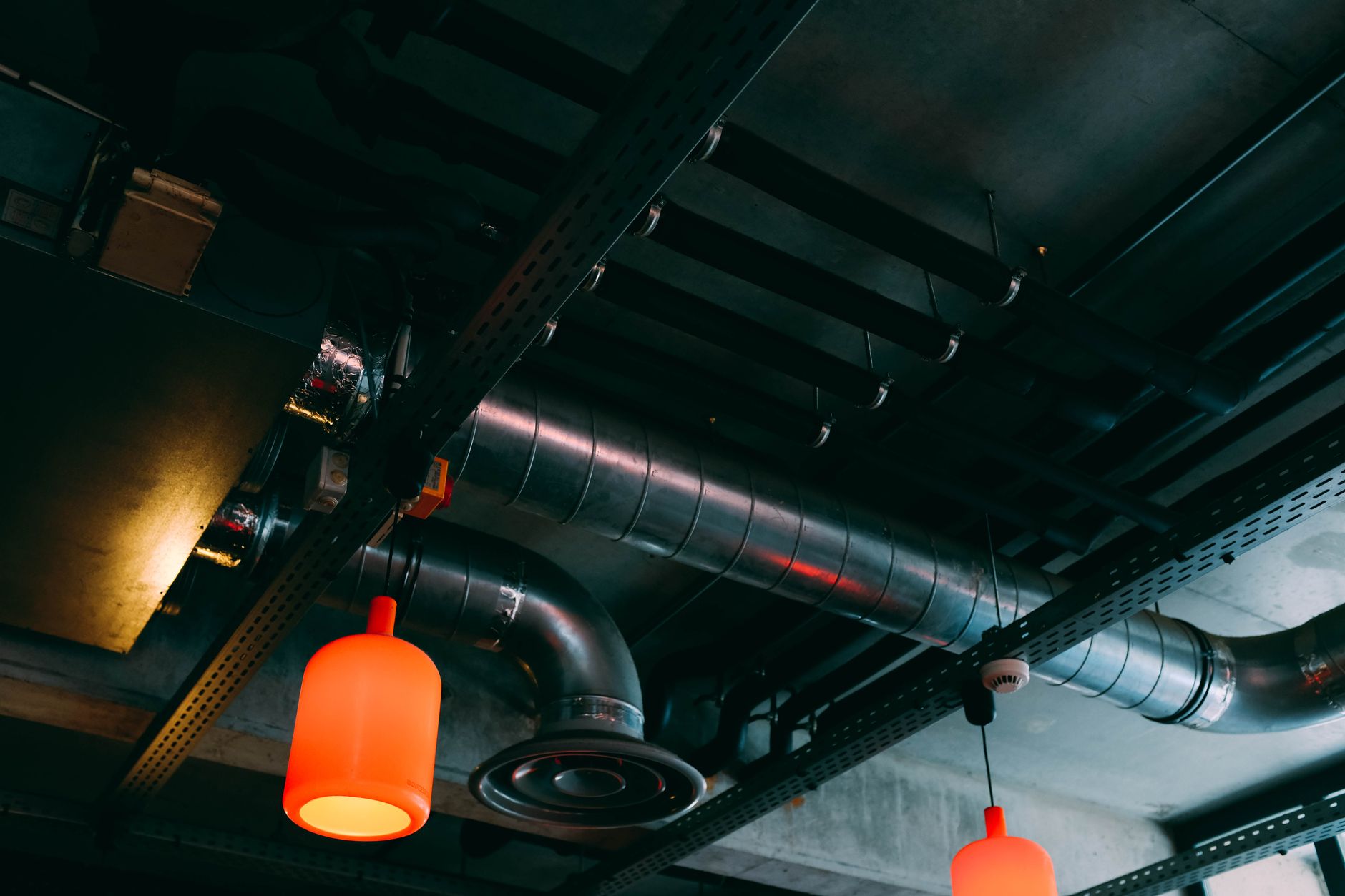 Ventilation duct maintenance for indoor air quality improvement in Dubai
